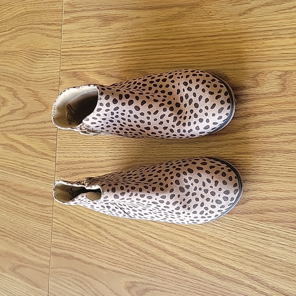 cat&jack booties size 2 cream black 1